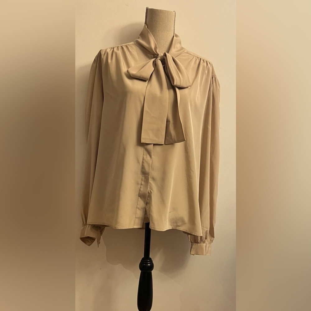 Vintage Women’s Silky Blouse Button Down Bow Tie Beige Size 16 - Picture 2 of 15